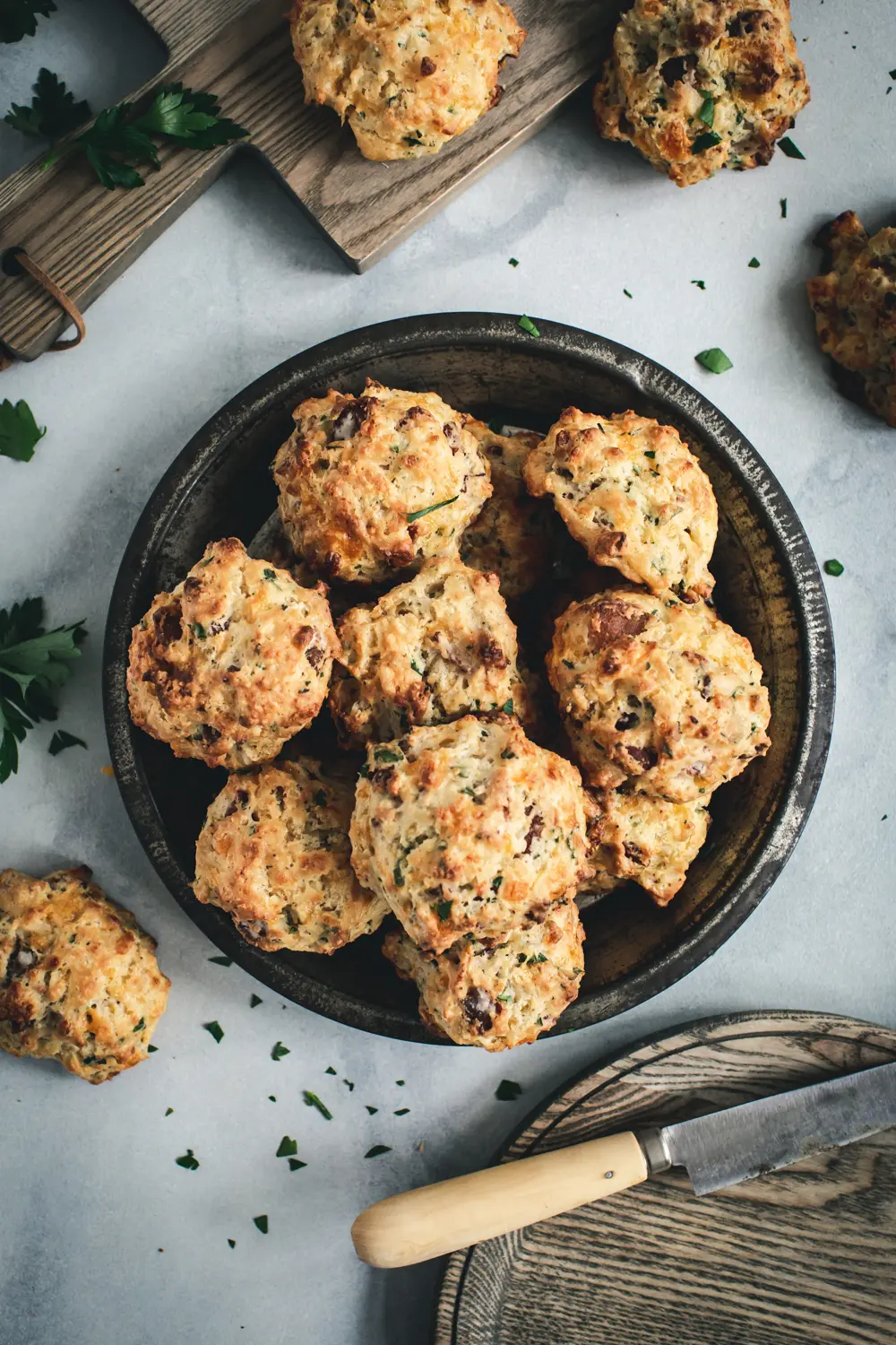 Cheddar biscuits in tin 
