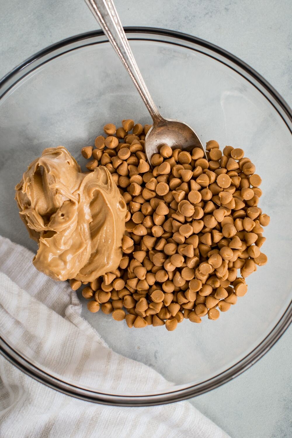 Jordnötssmör och butterscotch chips i en stor blandningsskål.