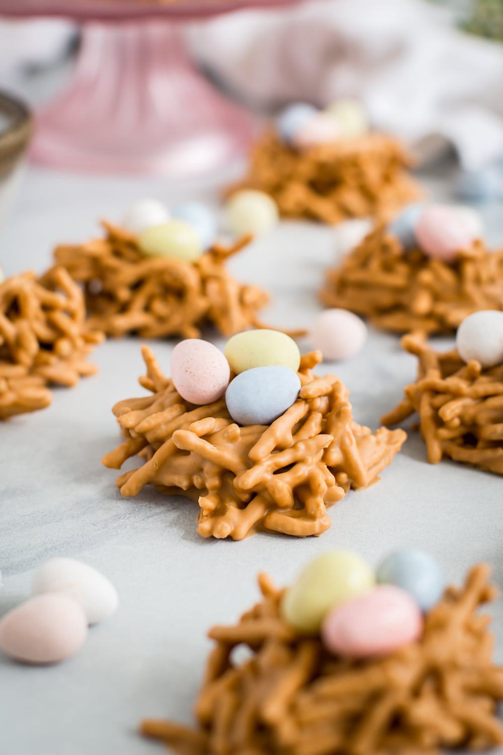 Easter Birds Nest Cookies na mramorovém povrchu