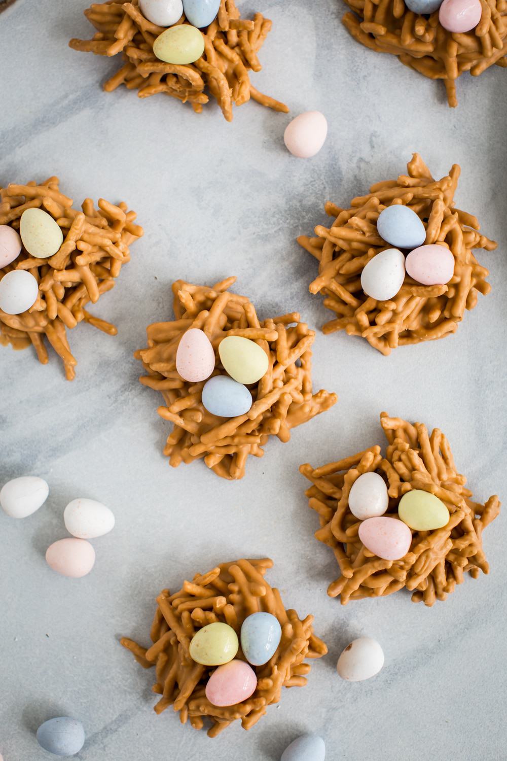 Vista dall'alto di Easter Haystack Cookies con uova ricoperte di cioccolato