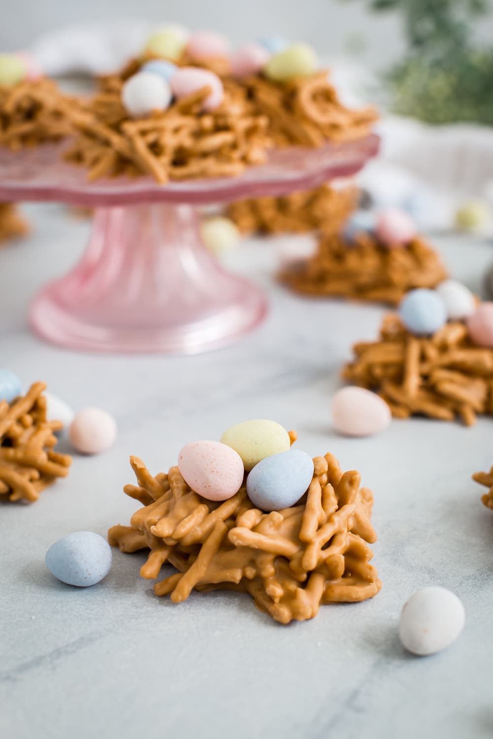 Étalage de biscuits nids d'oiseaux de Pâques.