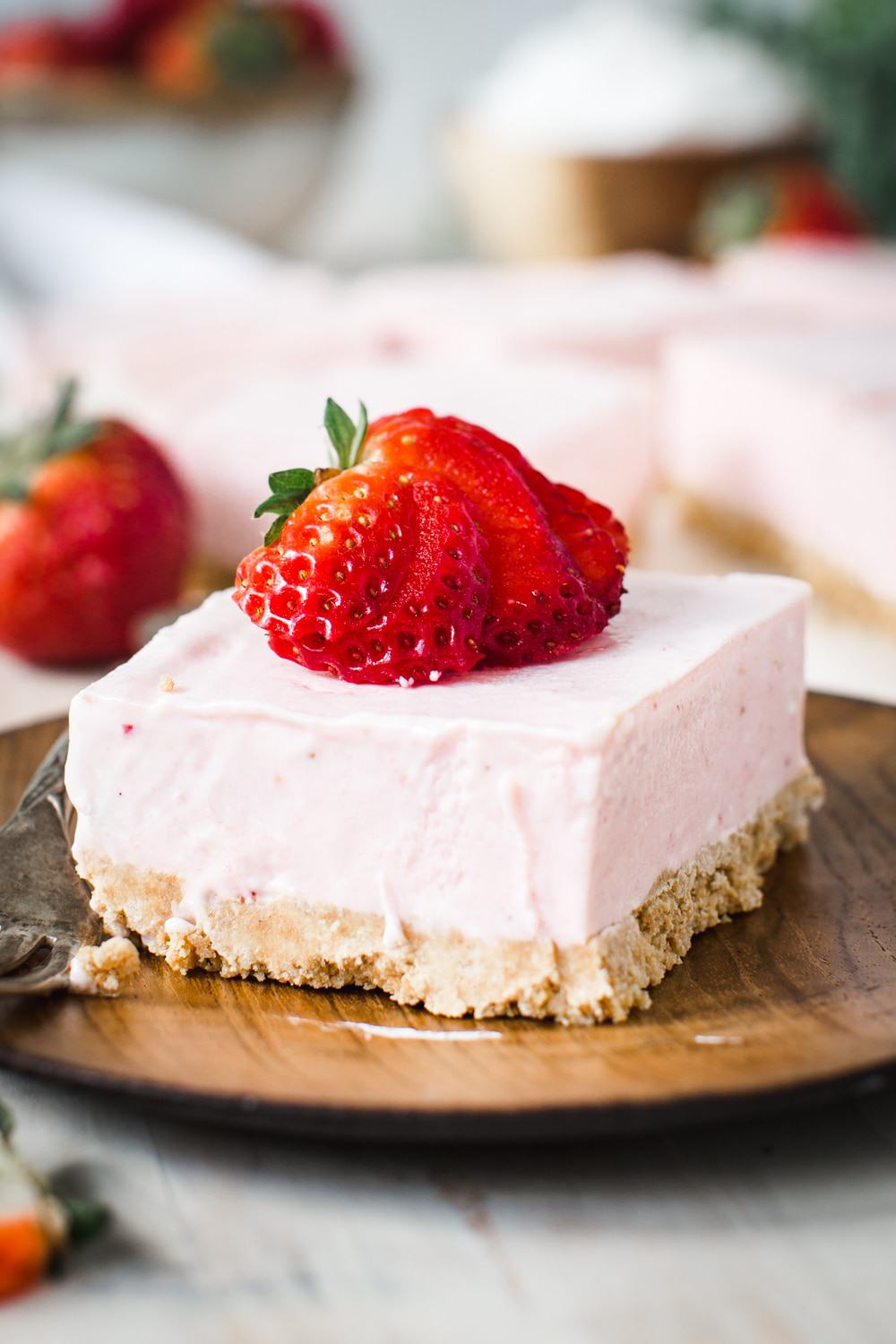 No Bake Strawberry Cheese Cake Bars topped with sliced strawberry
