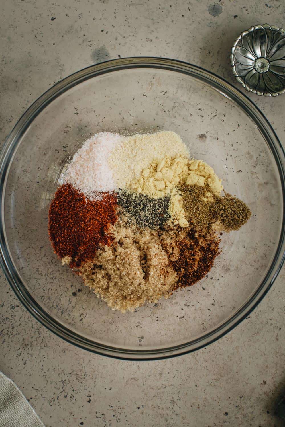 Dry rub for Alabama camp stew in a glass bowl.