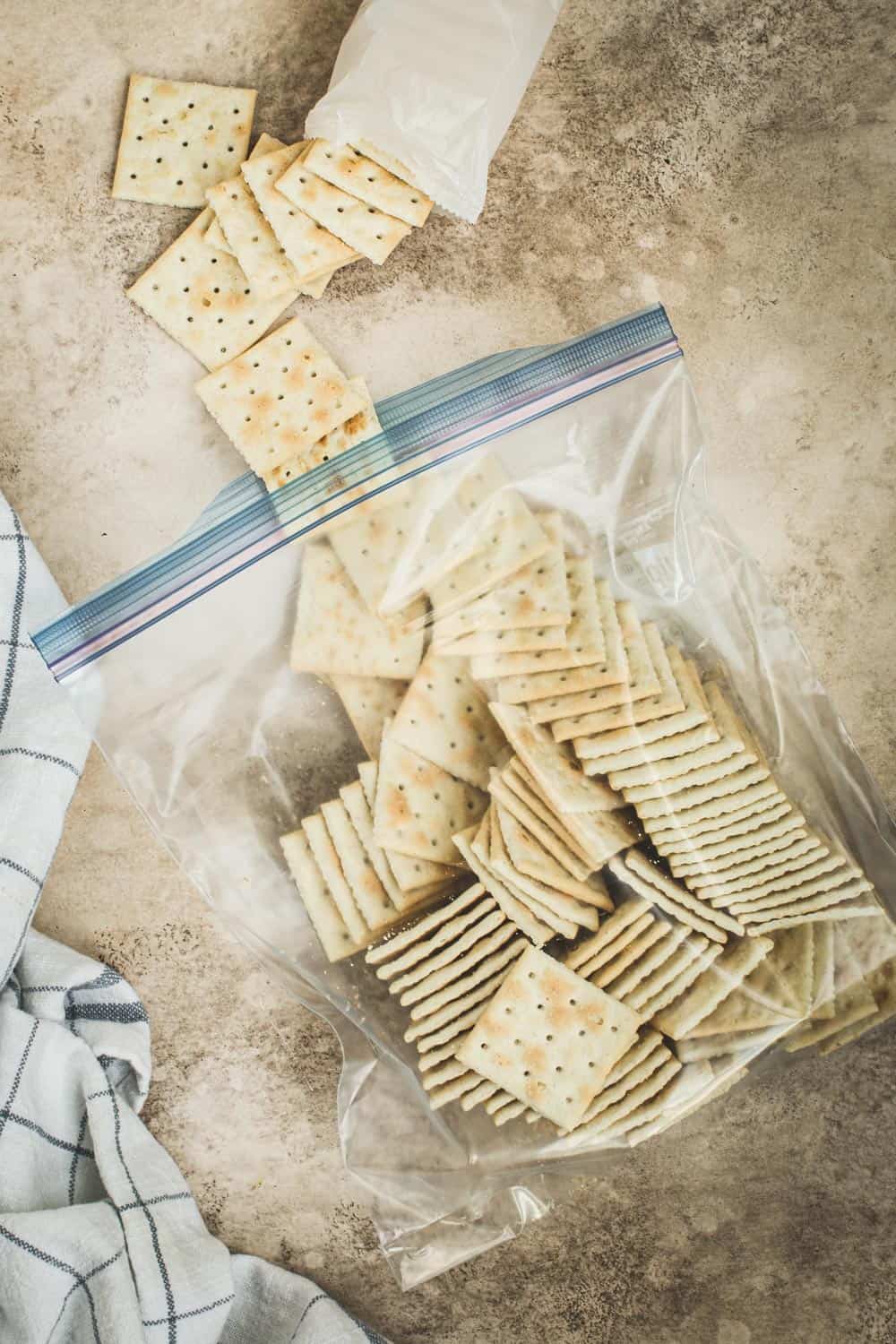Saltine crackers in a Ziplock bag.