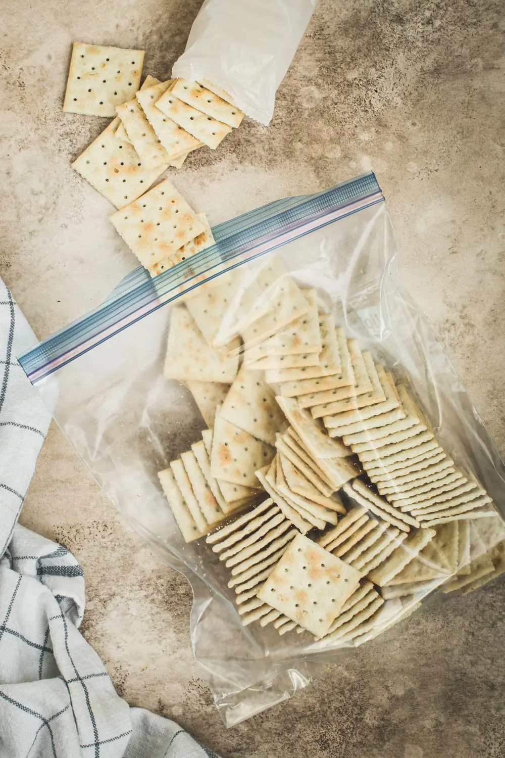 Saltine crackers in a Ziplock bag.