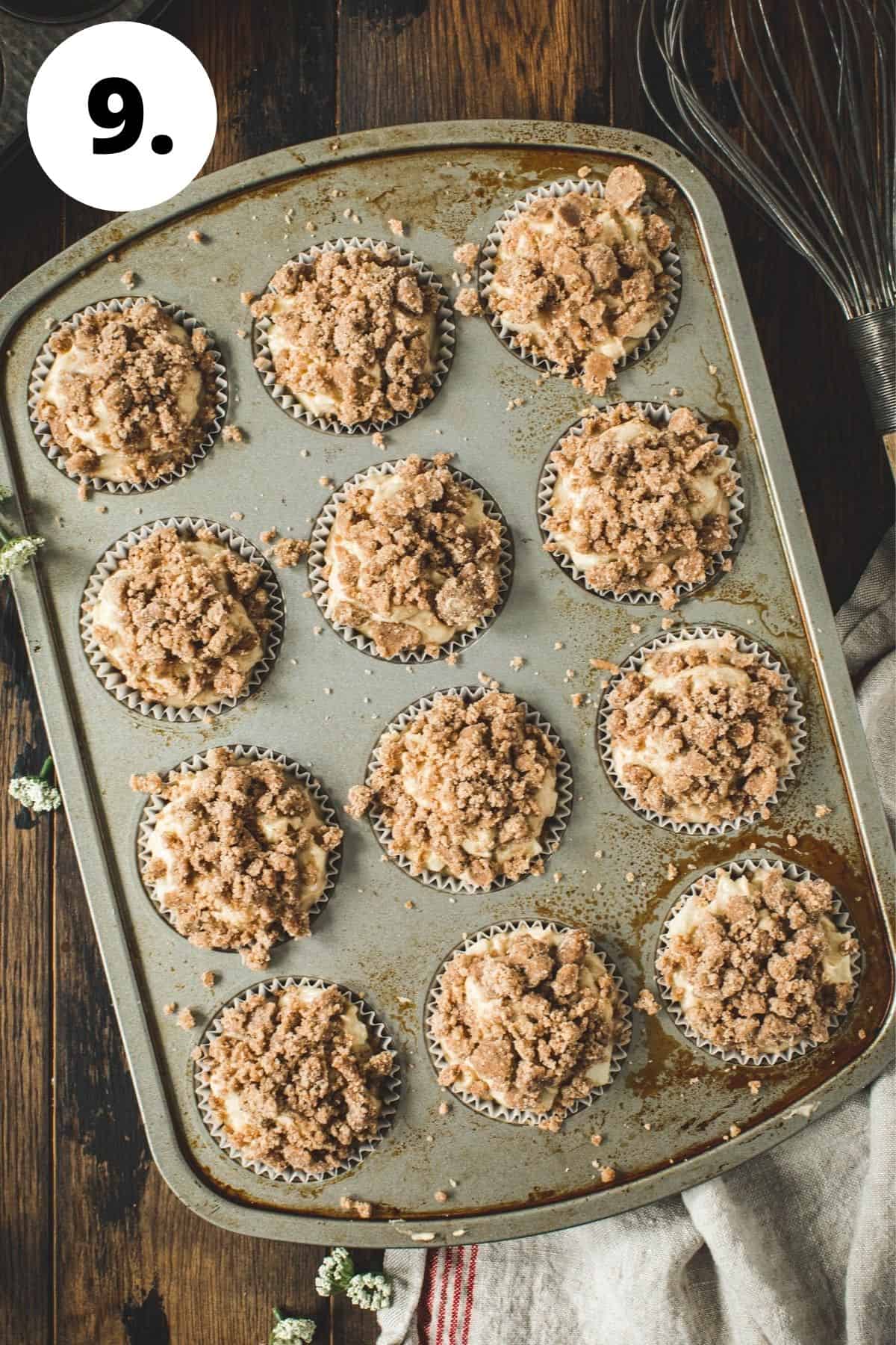 Apple crumble muffins process step 9.