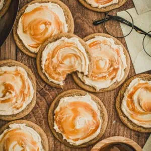 Several Harry Potter Butterbeer cookies.
