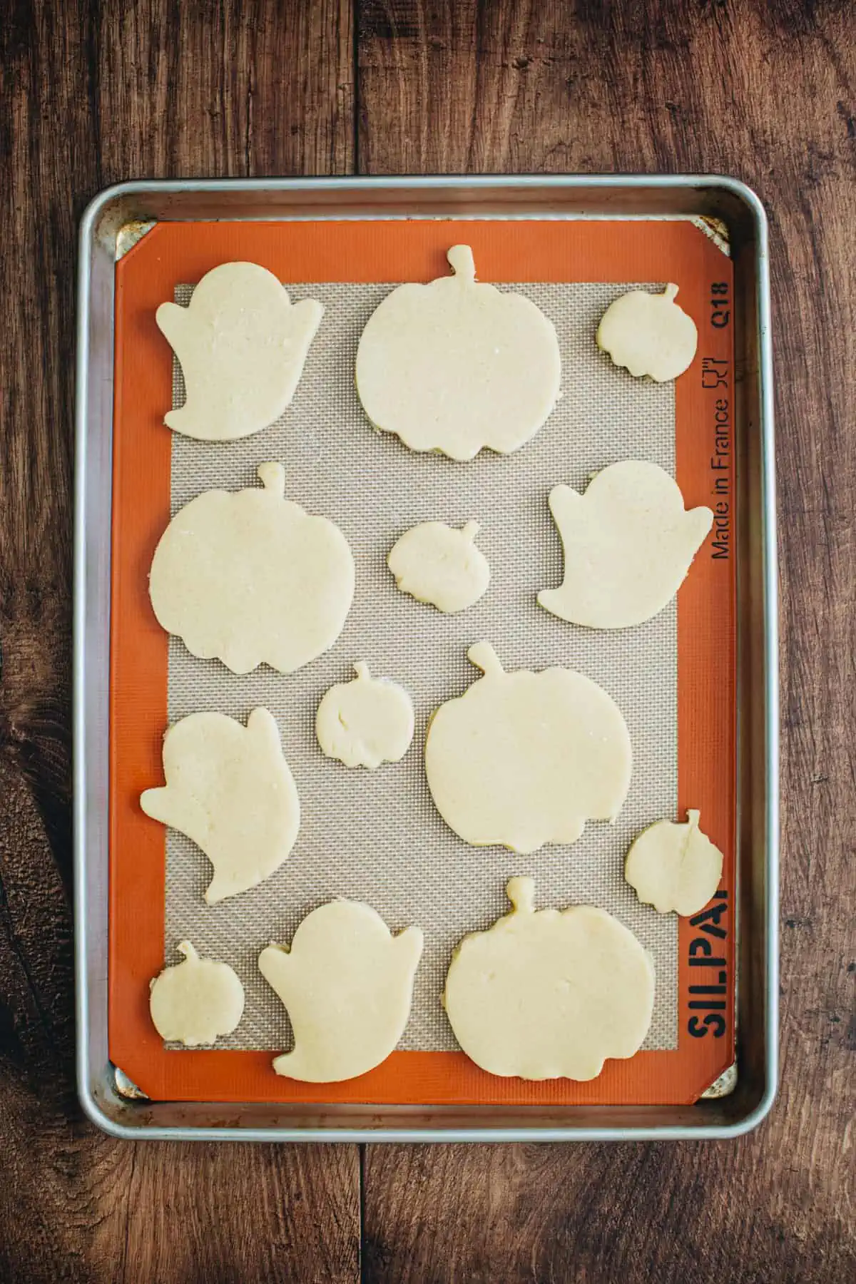 Decorated pumpkin cookies step 6.